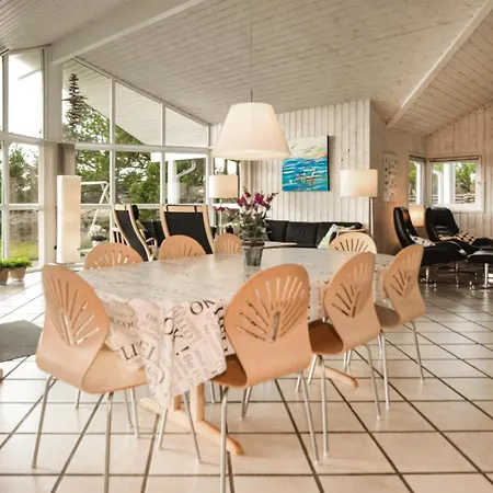 4 Bedroom Amazing In בלבאנד