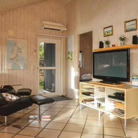 בית נופש 4 Bedroom Amazing In בלבאנד