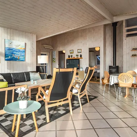 4 Bedroom Amazing In בלבאנד